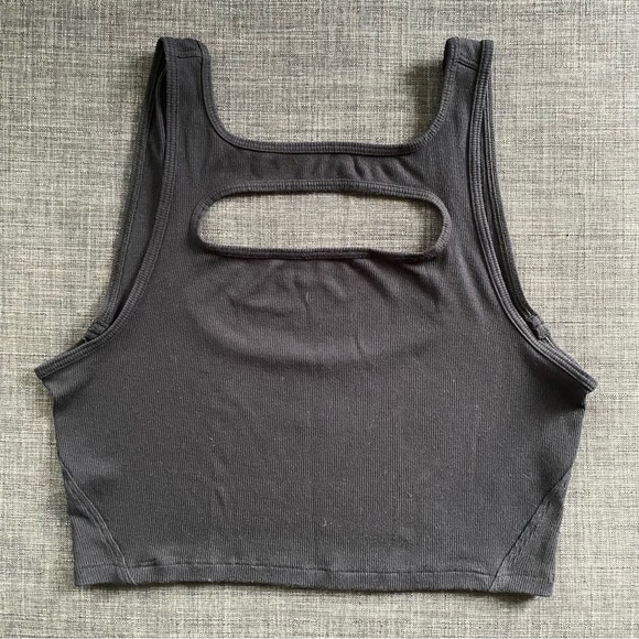 Lululemon Black LA Front Cut-Out Crop Tank - Picture 2 of 6
